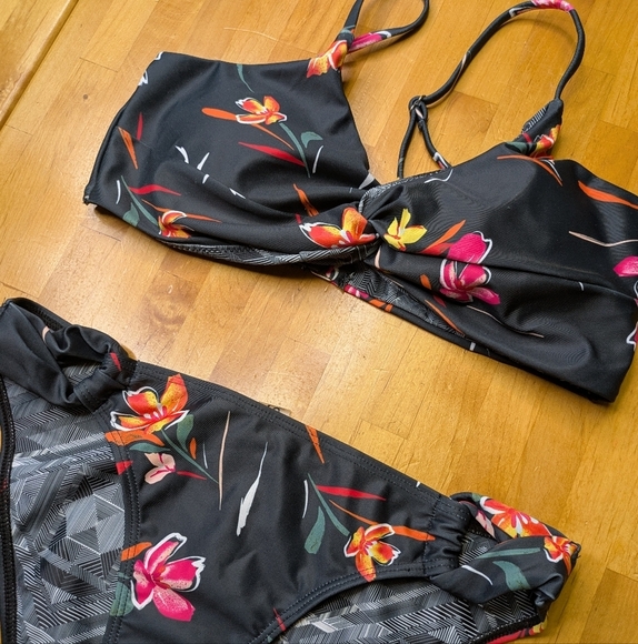 2/$25-Quintsoul Floral Bikini Twist Top Adjustable Straps & Low-rise Bottoms - Picture 8 of 15